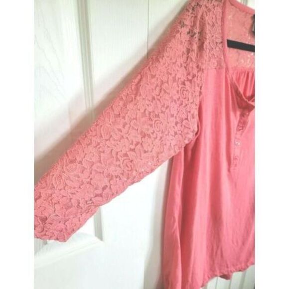 Torrid 0 Salmon Colored Hi-Lo‎ Lace Accent Top Stretch Part Button 3/4 Sleeve - Picture 3 of 5